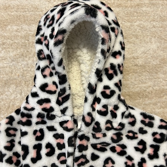 Modern Baby Super Soft Leopard Print Robe with hood! - Picture 3 of 7